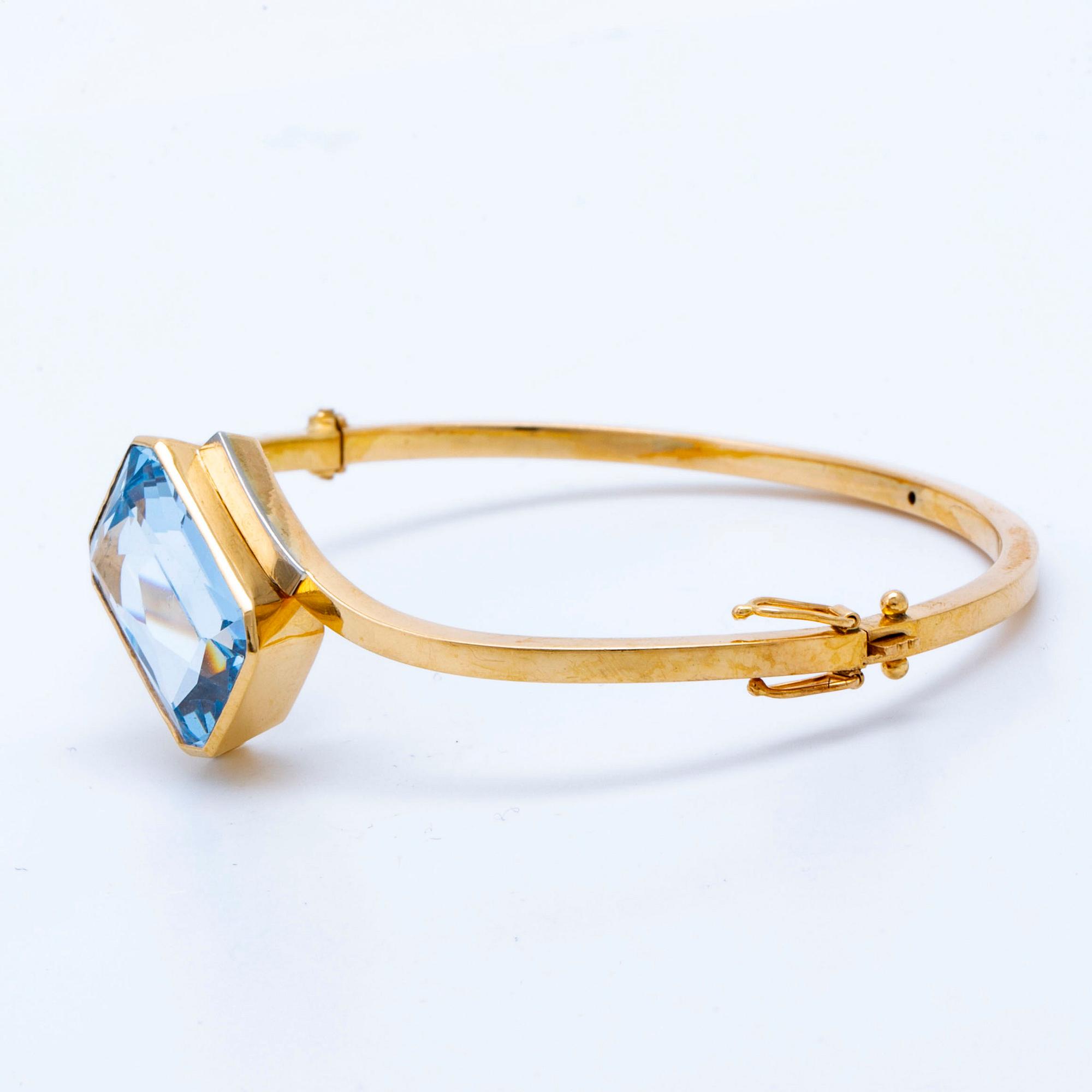 Bangle (opens with a hinge) and ring, 18K gold and spinels (most probably synthetic), total weight 20,5 g.