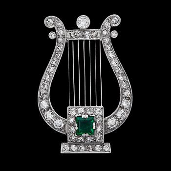 1194. BROSCH, briljant- och åttkantslipade diamanter, tot. ca 1.20 ct, samt smaragd. 1940-tal.