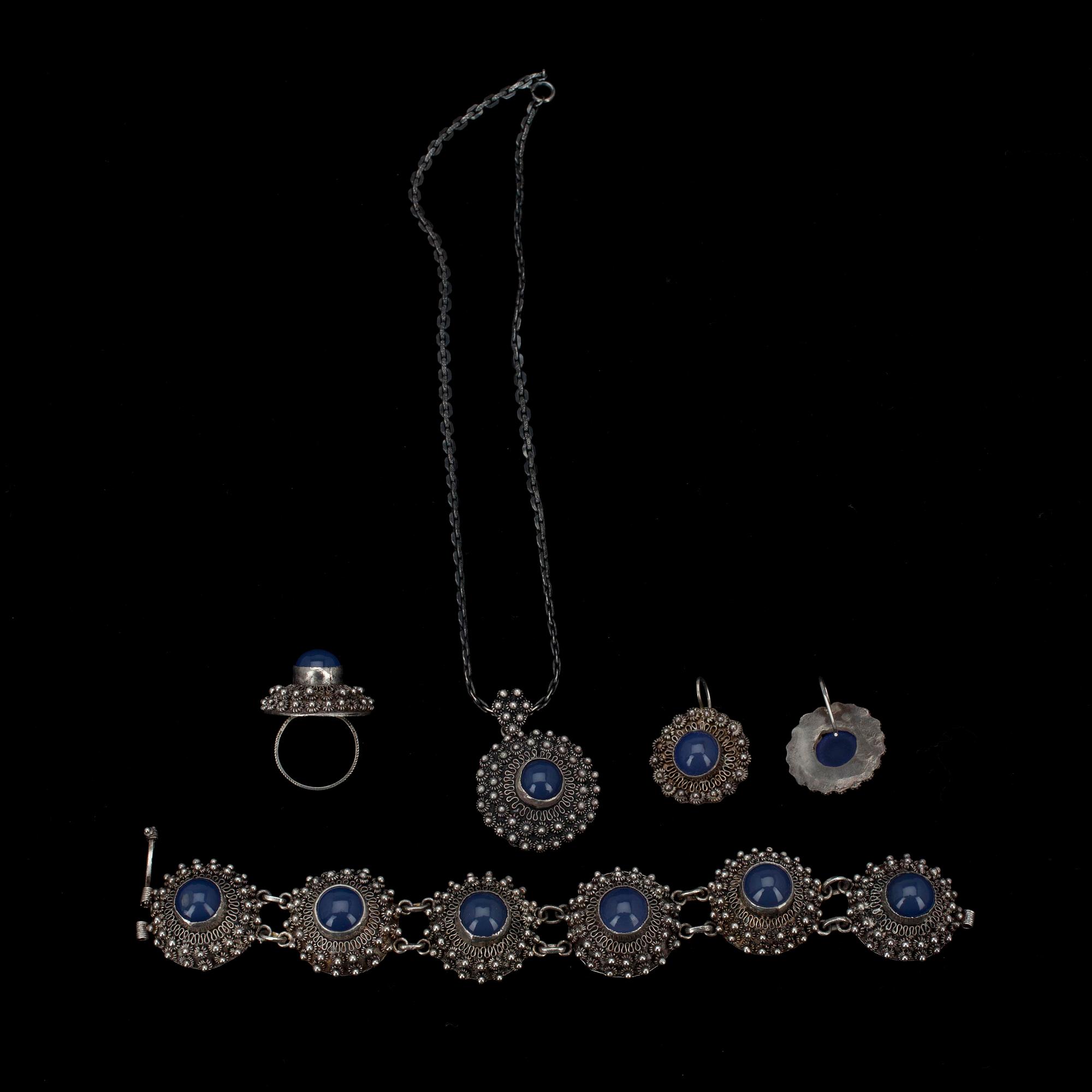 SMYCKESGARNITYR, 4 delar. Silver, kalcedon. Israel 1900-talets första hälft. Vikt 97 g.