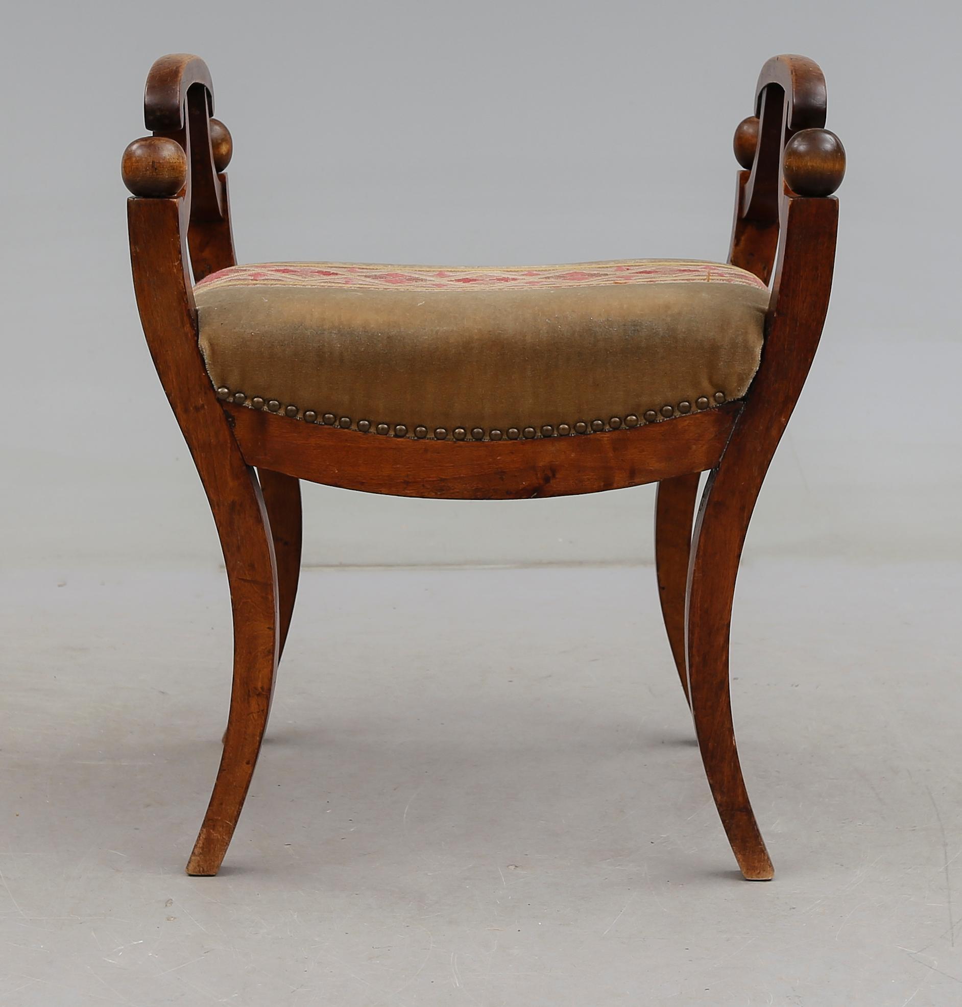 TABURETT, Karl Johan, 1800-talets mitt.