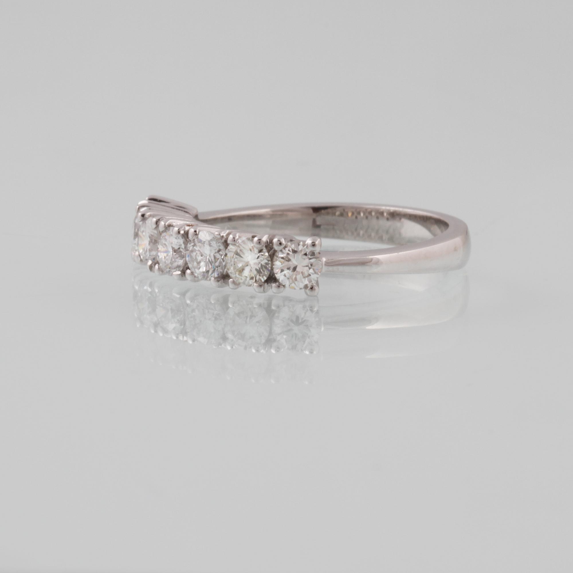 RING, 18K vitguld med 7 briljantslipade diamanter 1.01 ct, Milano, Italien. Vikt 3,7 gram.