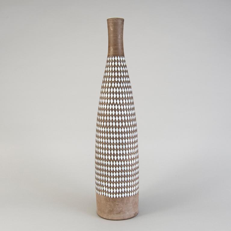 INGRID ATTERBERG, golvvas, lergods, "Pepita", tillverkad 1954-57.