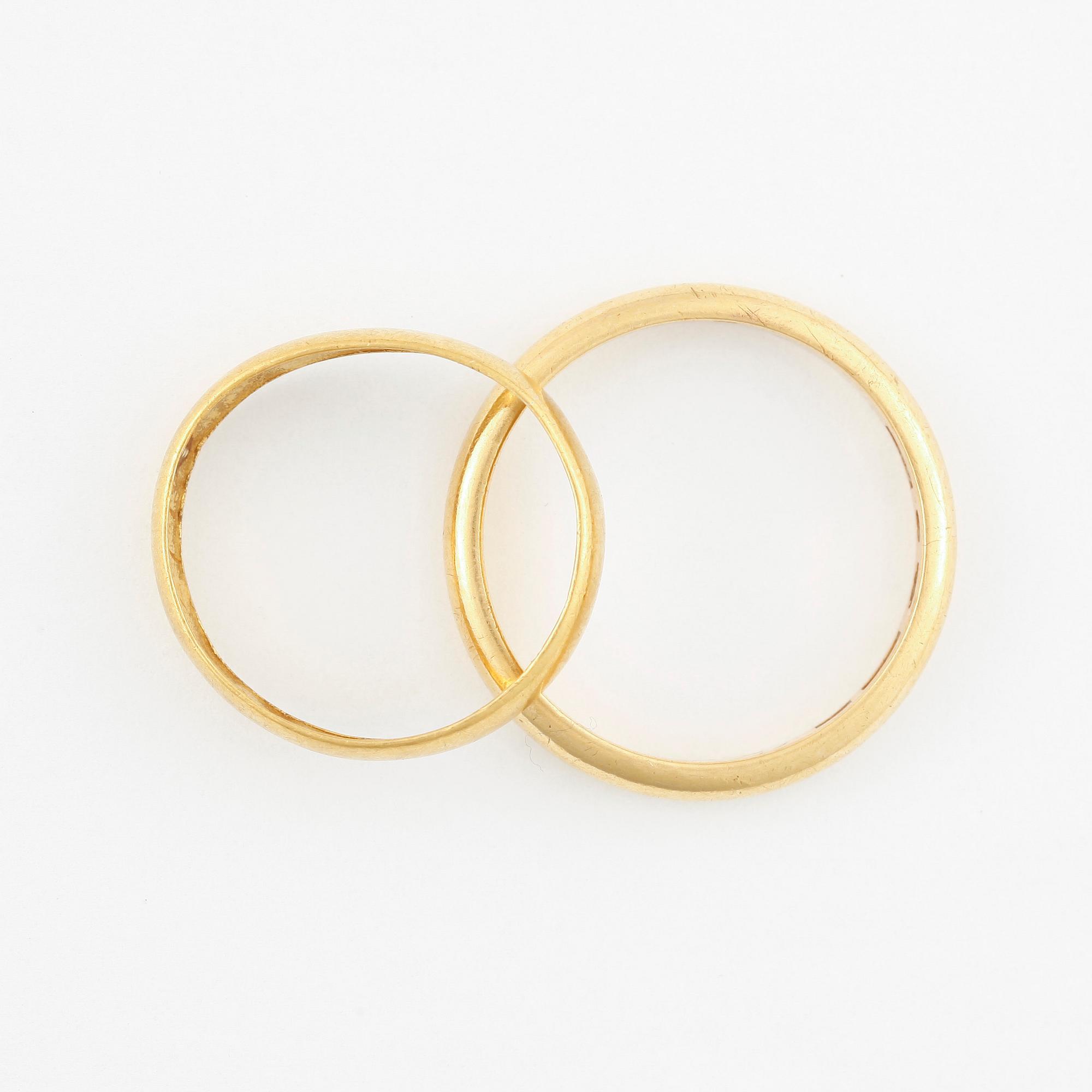 RINGAR, 2 st, guld 23 k respektive guld 20 k. 1900-talets första hälft. Vikt ca 9 g.