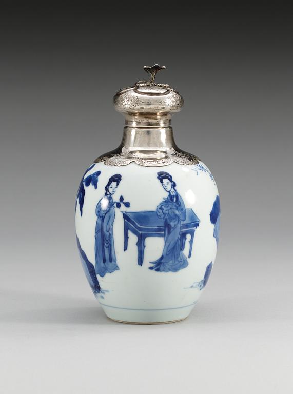 A blue and white tea caddy with silver mount, Qing dynasty, Kangxi (1662-1722).
