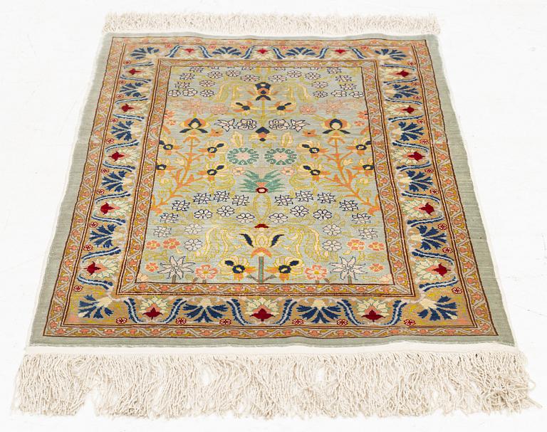 A silke Hereke, ca 77 x 50 cm.