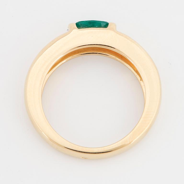 CHAUMET, Ring, 18K guld med oval fasettslipad smaragd.