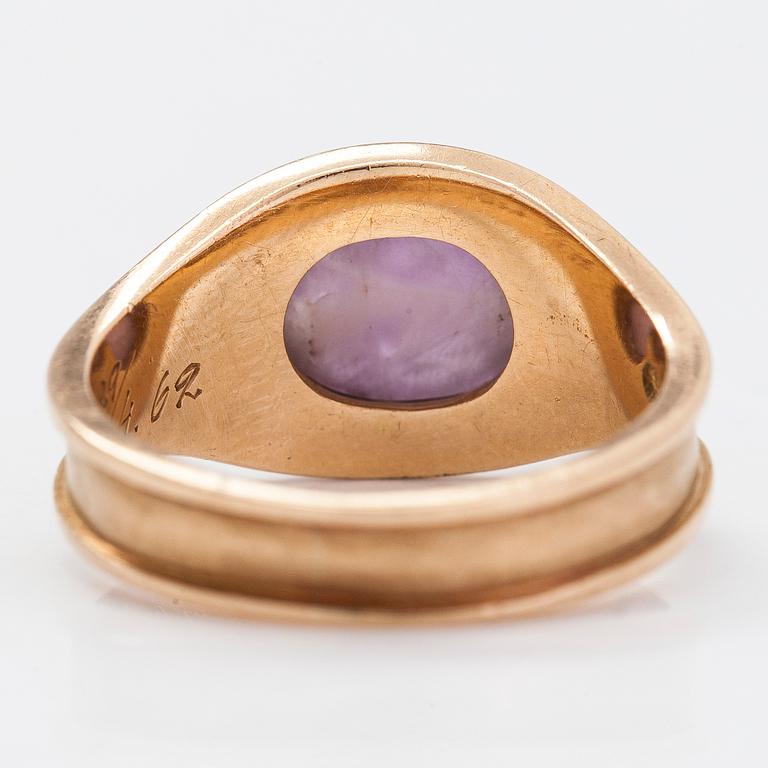 Bertel Gardberg, a 14K gold ring with a cabochon cut amethyst quartz, Westerback, Helsinki 1959.