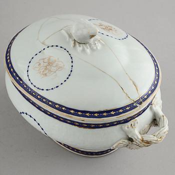 A porcelain terrine with lid, Qianlong (1736-1795).