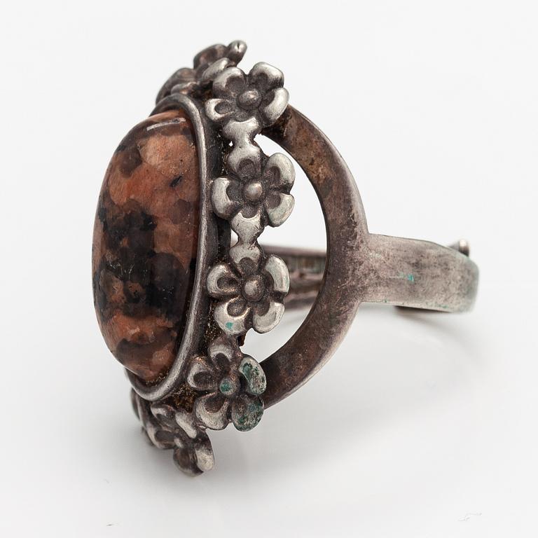 Jorma Laine, Ring och halsband "Lemmikki", silver och granit. Turun Hopea. 1977-78.