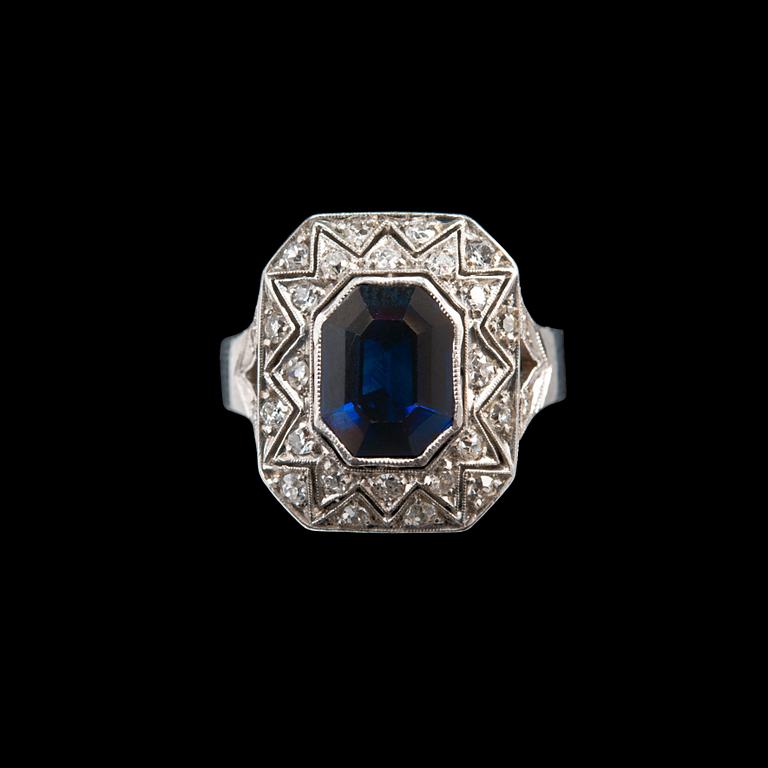 A RING, untreated sapphire c. 2.90 ct, 8/8 cut diamonds c. 0.40 ct. 18K white gold. Size 17,5. Weight 6,4 g.