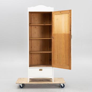 Klädskåp, jugend, 1900-talets början.