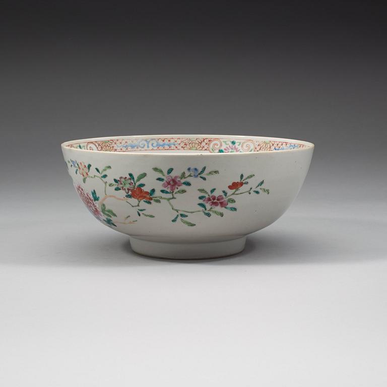 A famille rose bowl, Qing dynasty, Qianlong (1736-95).