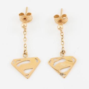 Pendant with chain and a pair of earrings, 18K gold, in the form of Superman/Superwoman logo.