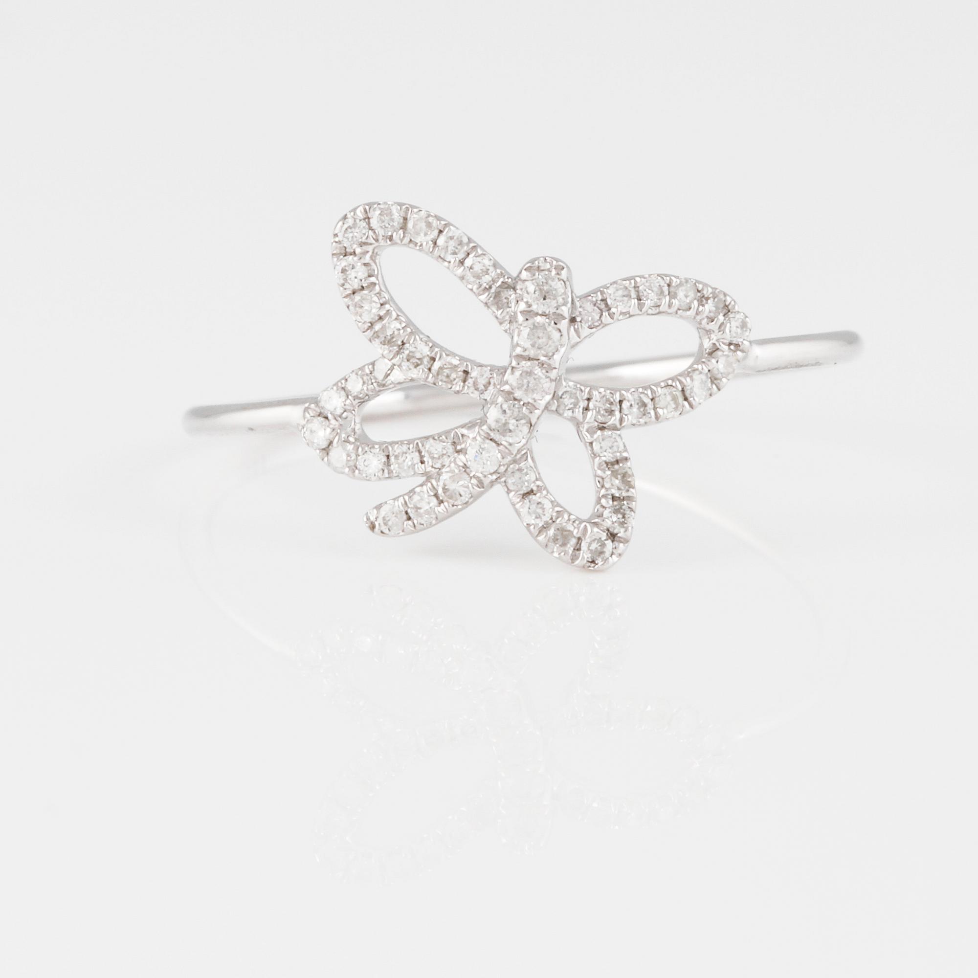 RING, 18K vit guld med briljantslipade diamanter ca 0.15 ct. Vikt 1,3 gram.