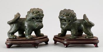 FIGURER, 1 par, grön sten, Kina, 1900-tal.
