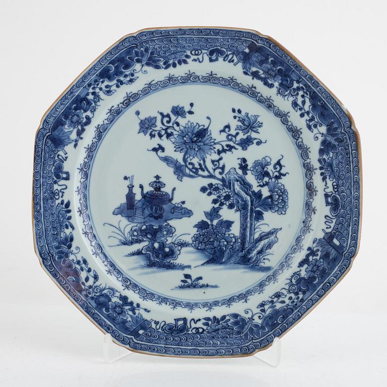 A Chinese blue and white porcelain dish, Qing dynasty, Qianlong (1736-95).