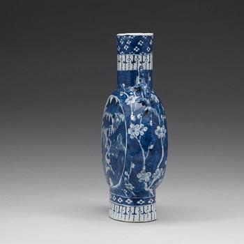 A blue and white moon flask, Qingdynasty, 19th Century.