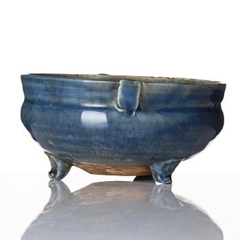 A blue glazed tripod censer, late Ming dynasty, 17th century.