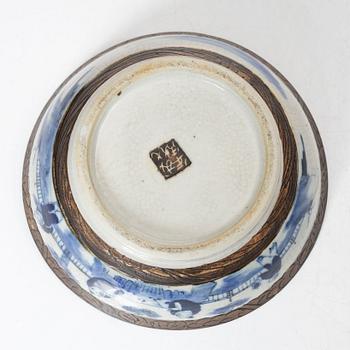 A Chinese porcelain vase and a bowl, around 1900.