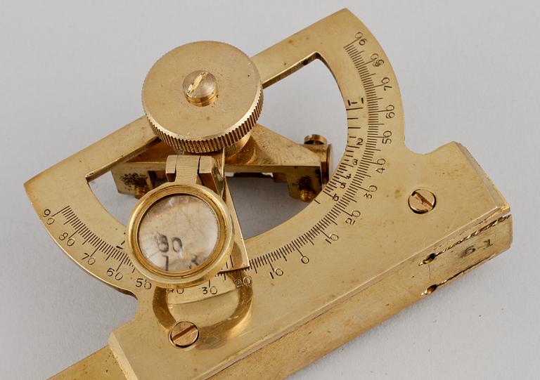 FICKSEXTANT SAMT HÖJDMÄTARE, 2 st, mässing, 1900-talets första hälft.