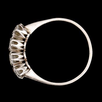 RING, 18 k vitguld, 1946, med 4 briljantslipade diamanter, 1.13 ct enligt gravyr. Total vikt ca 3 gram.
