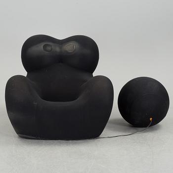 GAETANO PESCE, "La Mama", fåtölj med vidhängande fotpall, B & B Italia.
