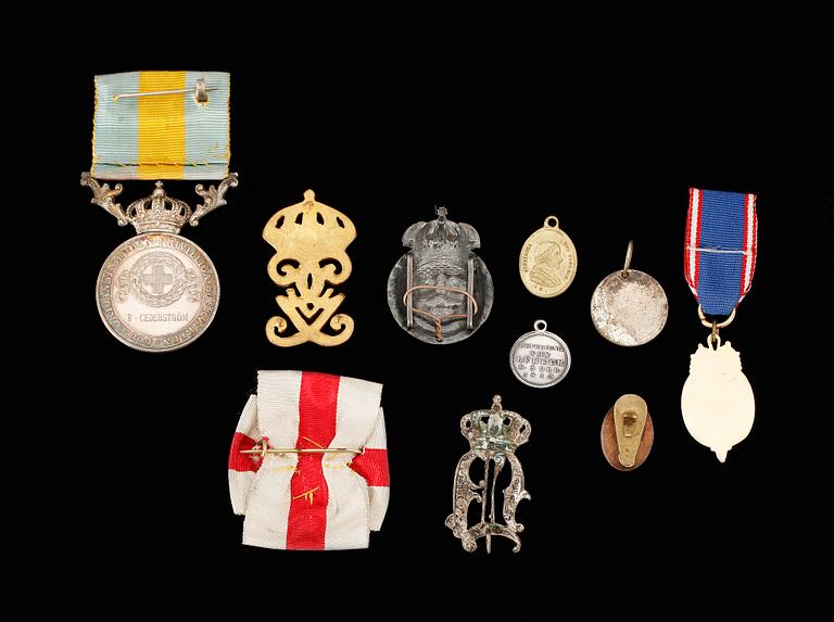 MEDALJER SAMT DIV MÄRKEN, 2 st, bla silver och "Förtjänst om den frivilliga sjukvården", 1800-1900-tal.