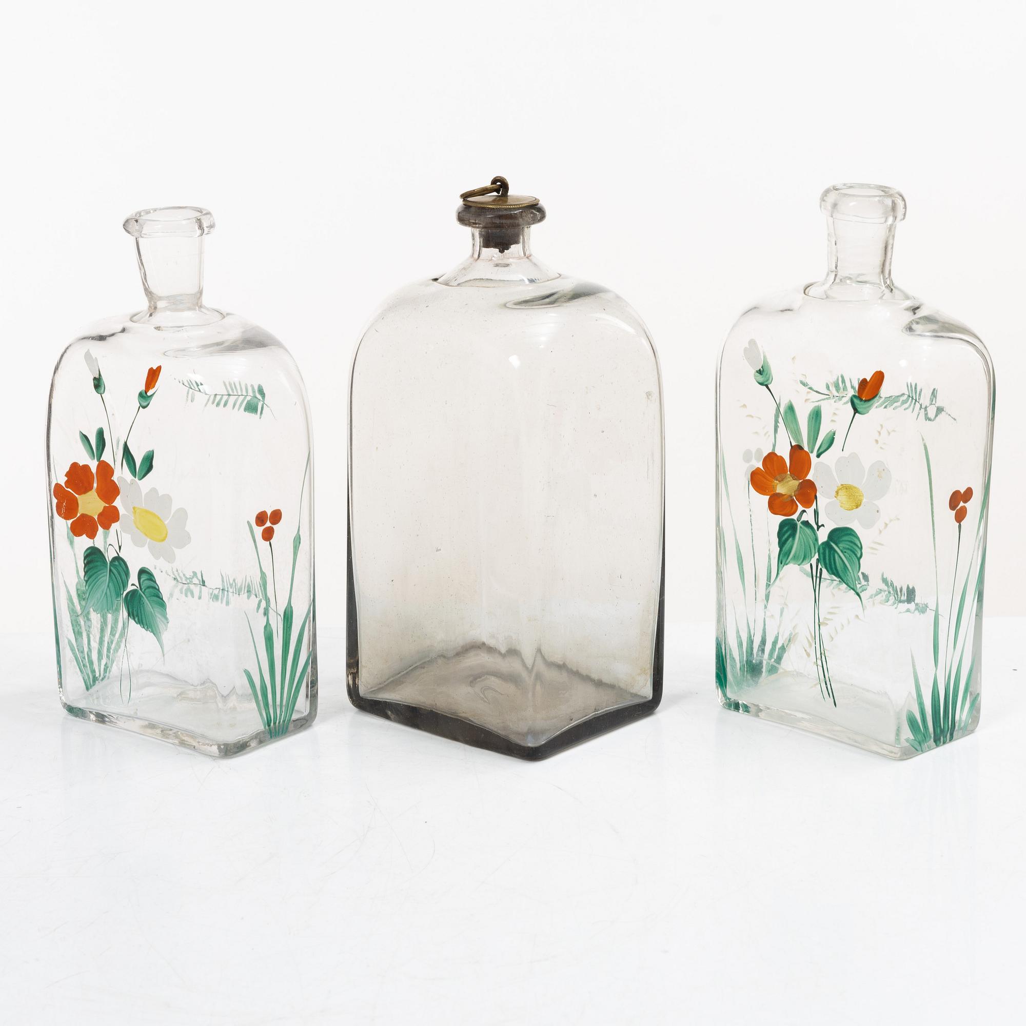 A mahogany-veneered box with glass bottles, around 1800.