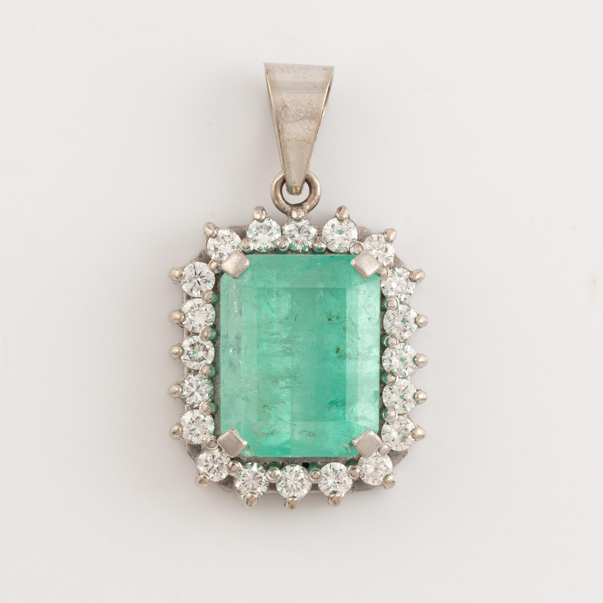 Pendant 18K white gold with an emerald and brilliant-cut diamonds.