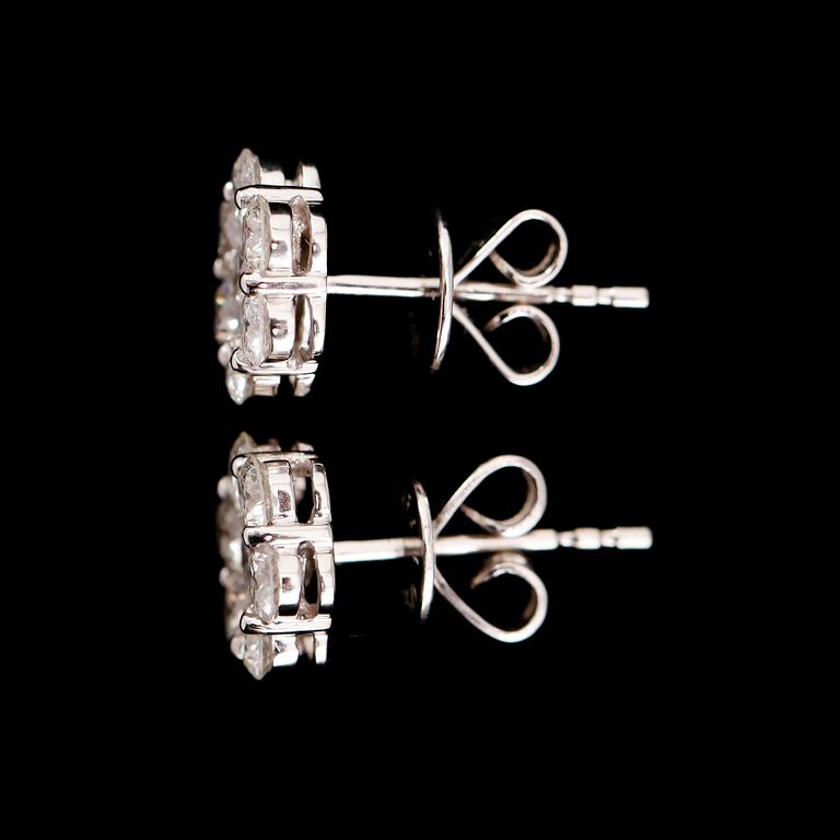 ÖRHÄNGEN, 1 par, 18 k vitguld, 14 briljantslipade diamanter tot ca 1.51 ct.