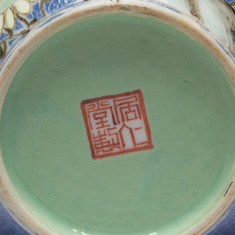 A Chinese sgrafitto vase, Republik, 20th Century.