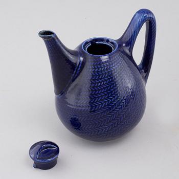 34 pieces of porcelain tableware by Hertha Bengtson for Rörstrand, model "Blå eld", second half of the 20th century.