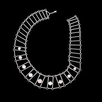 COLLIER MED ÖRHÄNGEN, ett par, silver och cabochonslipade månstenar. Sparr, Göteborg, 1956. Tot vikt 101,1g.