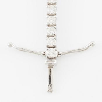 Tennis bracelet 18K white gold with round brilliant-cut diamonds.