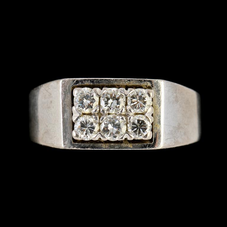 RING, 18k vitguld med 6 briljantslipade diamanter, tot 4.42 ct, Ceson, Göteborg, 1976. Vikt 7 g.