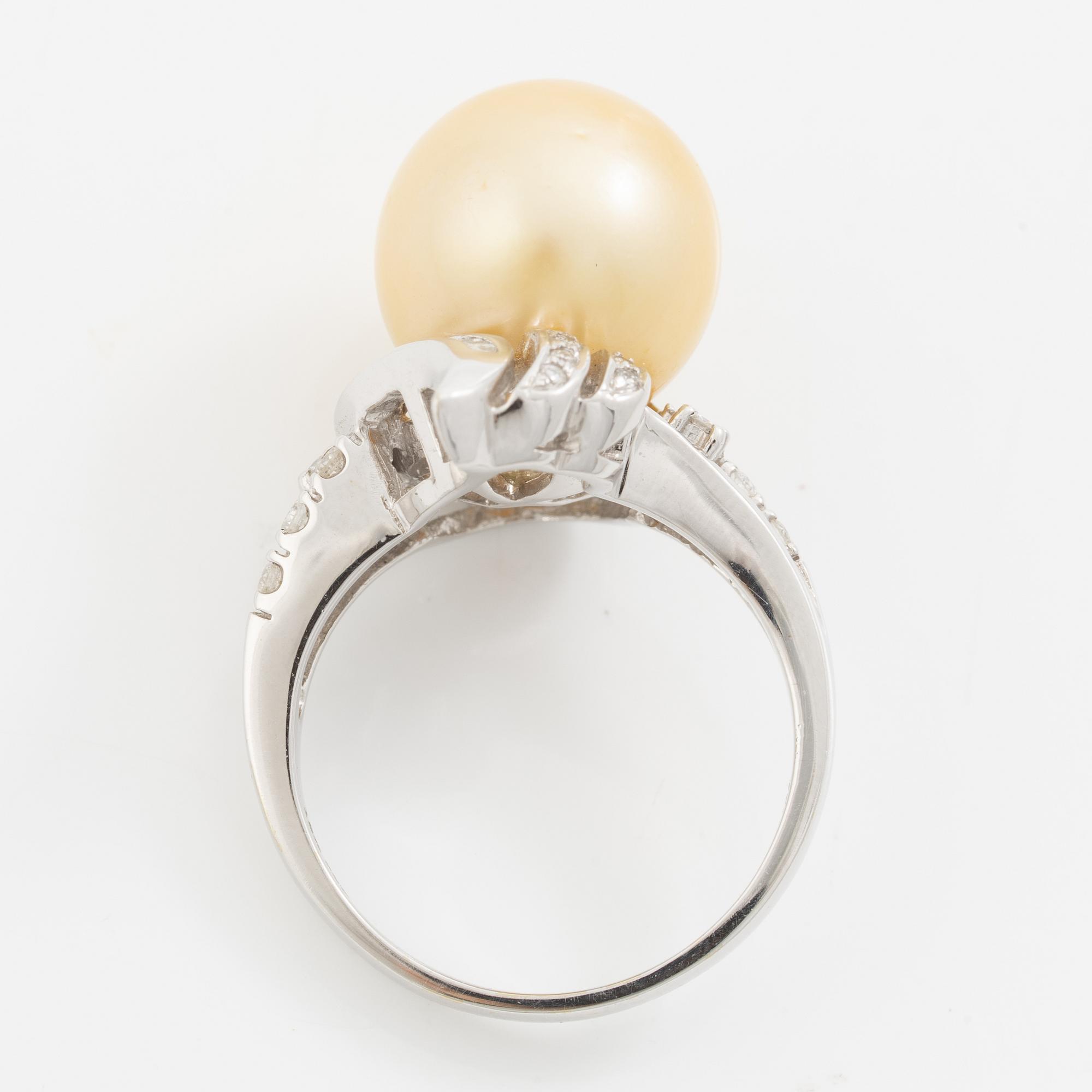 Ring, cocktailring, 18K vitguld med odlad pärla och baguette- och briljantslipade diamanter.
