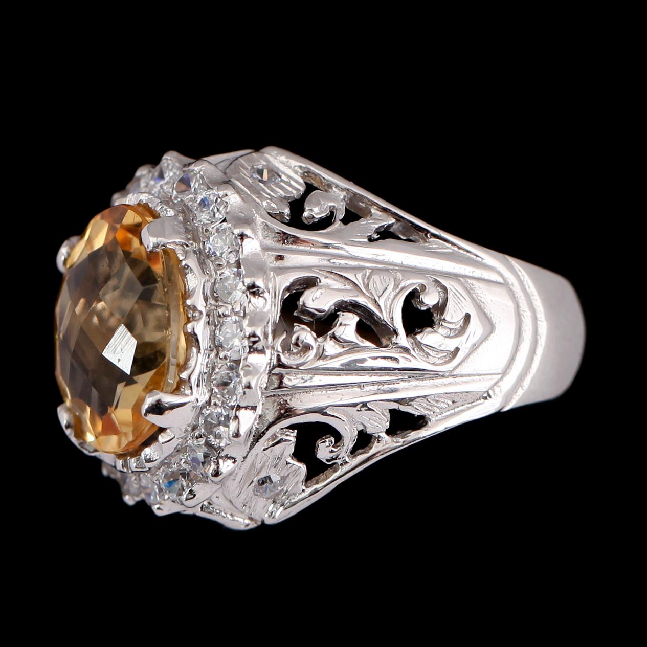 RING, förgyllt silver, vita safirer och citrin 4.10 ct. Total vikt ca 7 g.