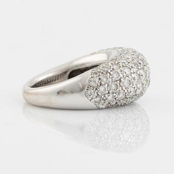 An 18K white gold ring set  with round brilliant-cut diamonds.