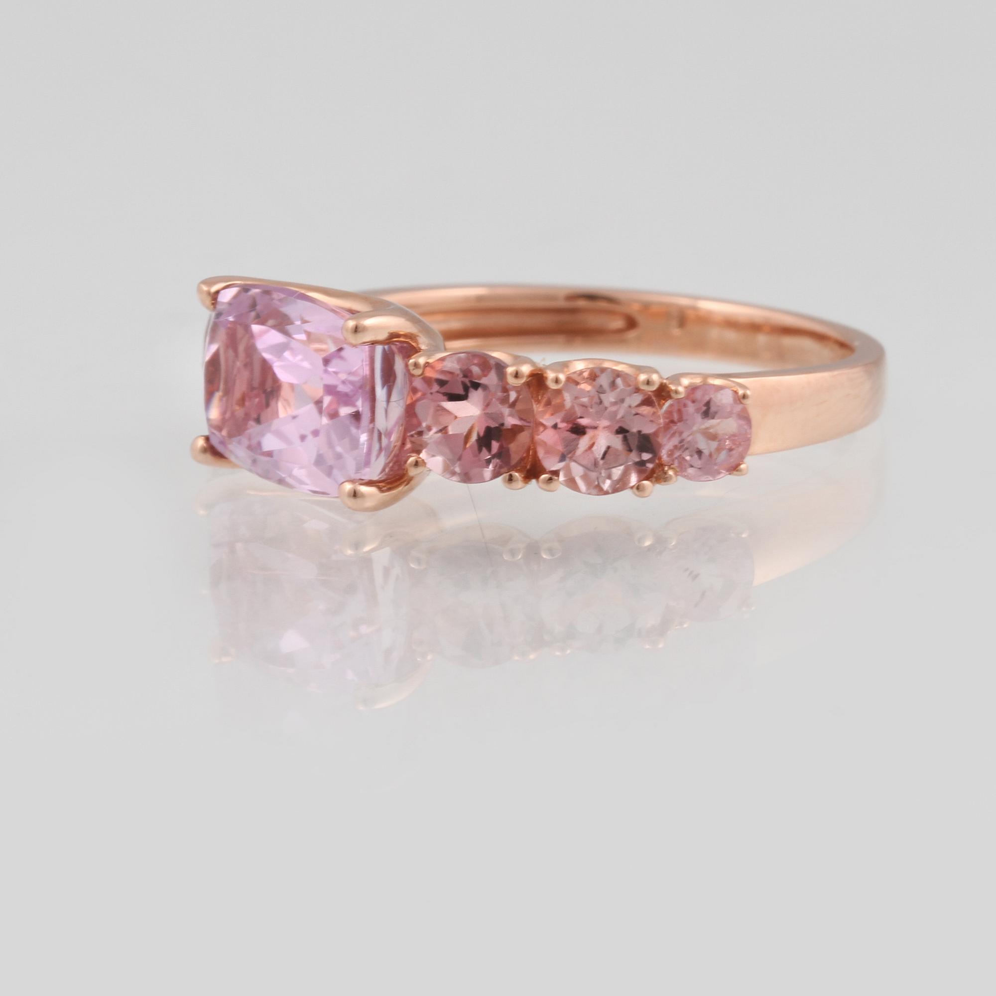 RING, 18K guld med fasettslipad kunzit ca 2.02 ct samt fasettslipade turmaliner 1.27 ct. Vikt 3,7 gram.
