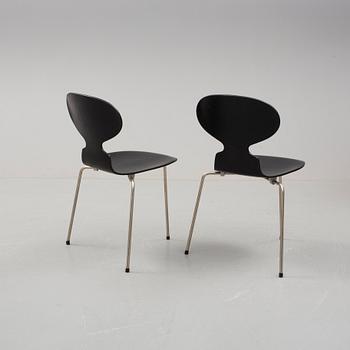 ARNE JACOBSEN, stolar, ett par, "Myran", Fritz Hansen, 1900-talets mitt.