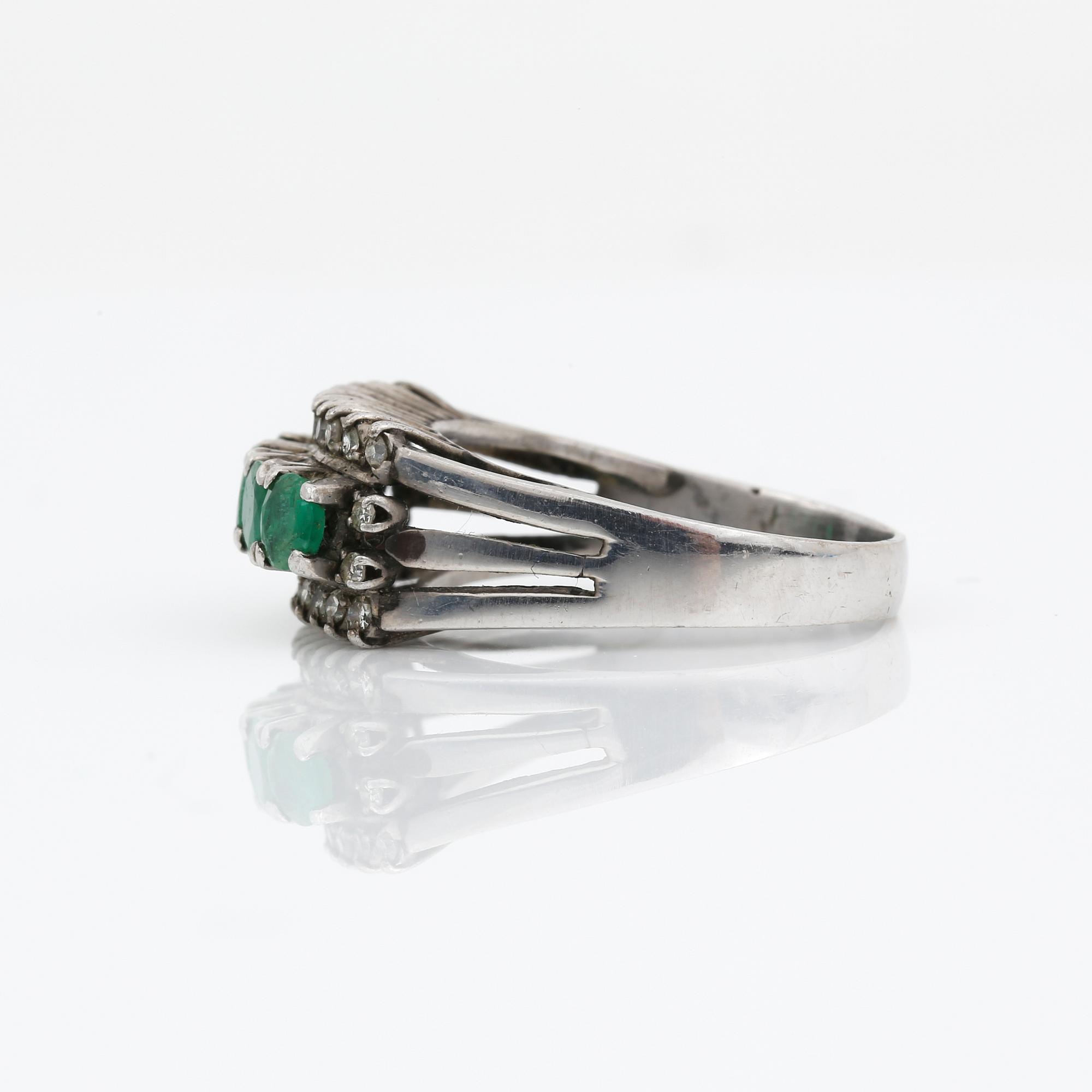 RING, 18 k vitguld, diamanter samt smaragder. 1900-tal. Totalvikt ca 5 gram.