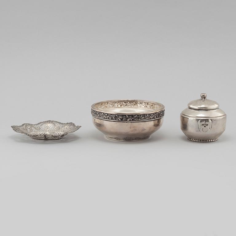 A bowl, a grate bowl and a bowl with lid in silver, first half of the 20th cenutry. Weight 600 g exkl inner glass bowl.