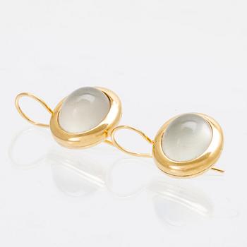 A pair of 18K gold earrings "Emeli" with cabochon-cut moonstone from Ole Lynggaard.
