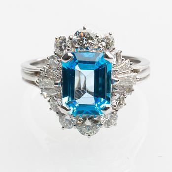 RING, 18 k vitguld med topas ca 1.90 ct samt diamanter, totalt ca 1.00 ct. Vikt ca 4,6 g.