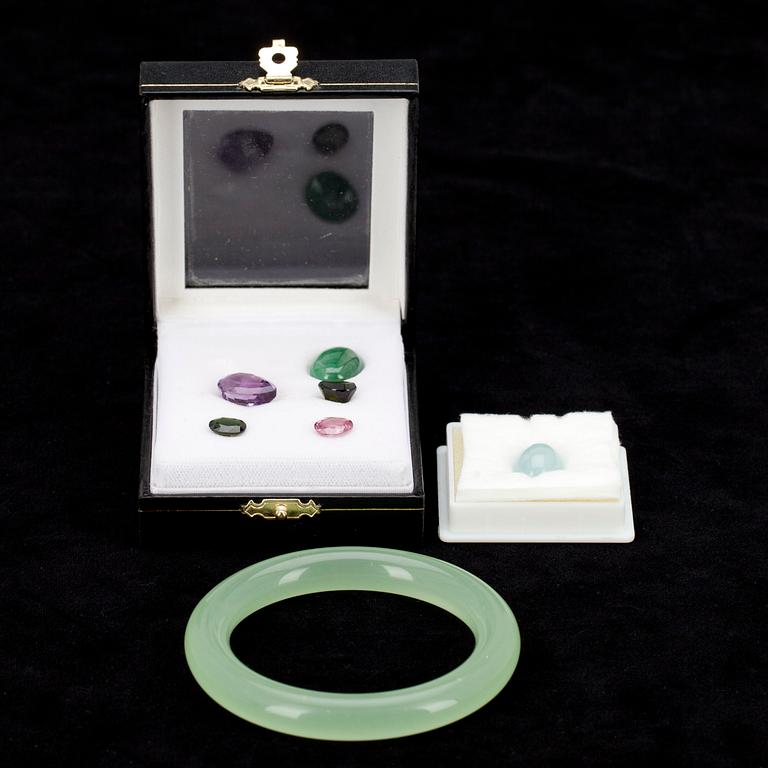 ETT PARTI ÄDELSTENAR, 7 delar. Kattöga beryll ca 11,5 ct, rosa safir ca 2.8 ct, ametist, turmaliner, jadeit.