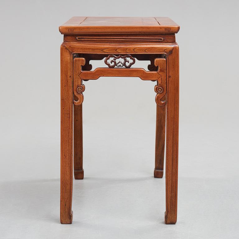 Altarbord, hardwood. Qingdynastin (1664-1912).