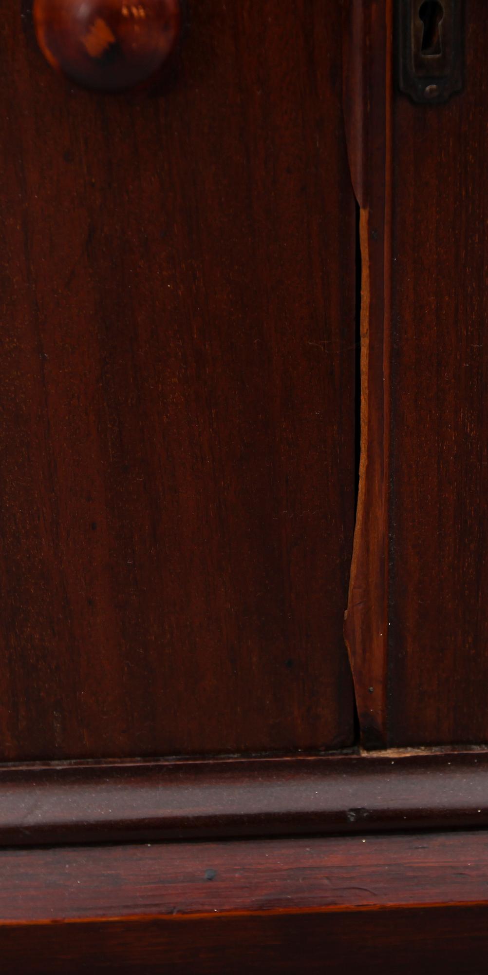 VITRINSKÅP, England, 1900-talets första hälft.