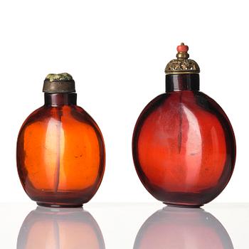 A set of two large glass snuff bottles, late Qing dynasty, circa 1900.