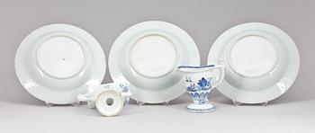 GRÄDDKANNOR 2 st SAMT TALLRIKAR 3 st, porslin, Jiaqing, Kina tidigt 1800-tal.