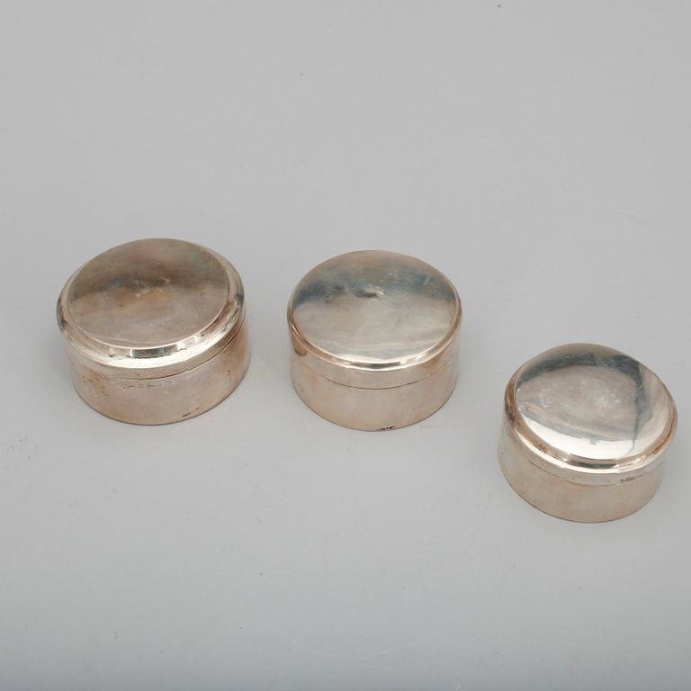 TOILETTEDOSOR, 3 st, silver, olika mästare, bla Petter Adolf Sjöberg, Stockholm. Sverige 1818-41. Tot ca 256 gram.